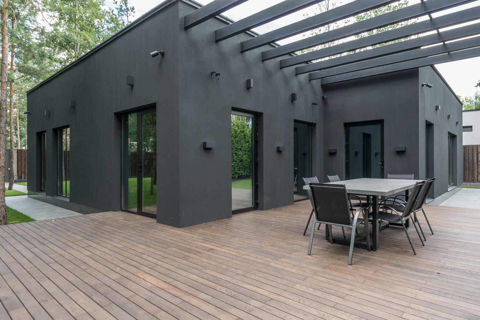 Rumah keluarga dengan halaman hijau, foto 4